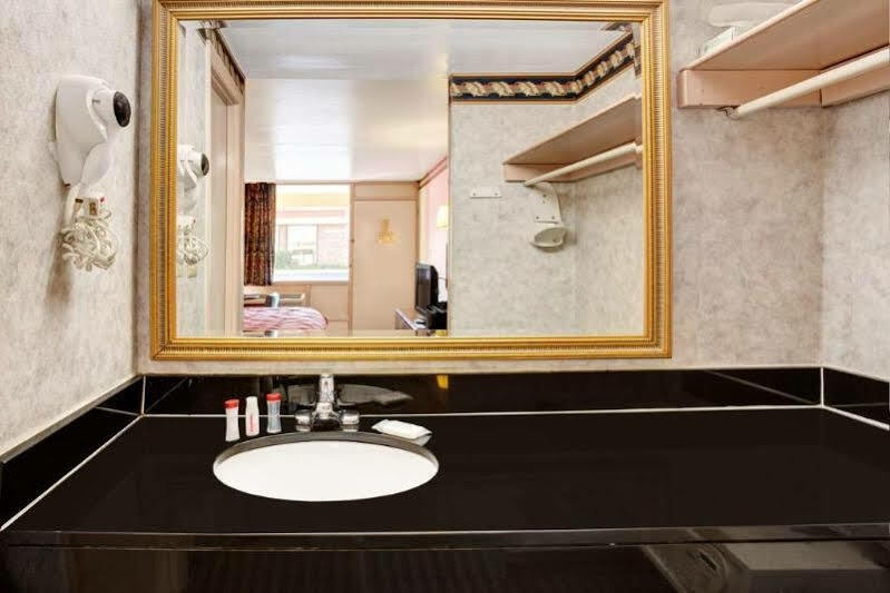 Ramada Limited Cockeysville Екстериор снимка